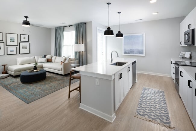 Áreas de cocina, sala de estar y comedor con pisos de tablones de vinilo de superficie dura - Avalon Lake Norman