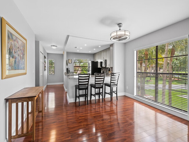 Building Photo - 9265 Vista Del Lago
