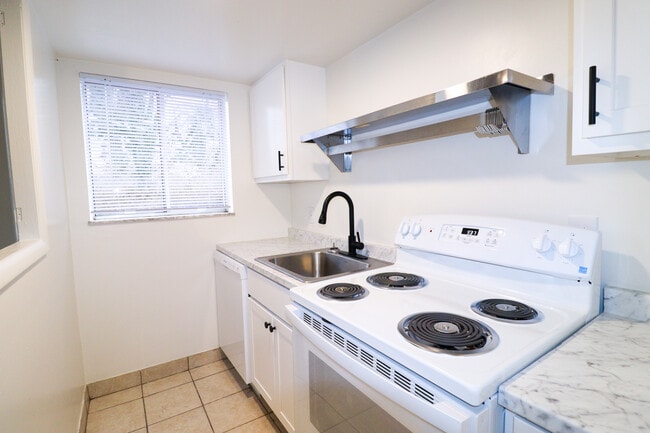 Building Photo - 2323 Beechmont Ave