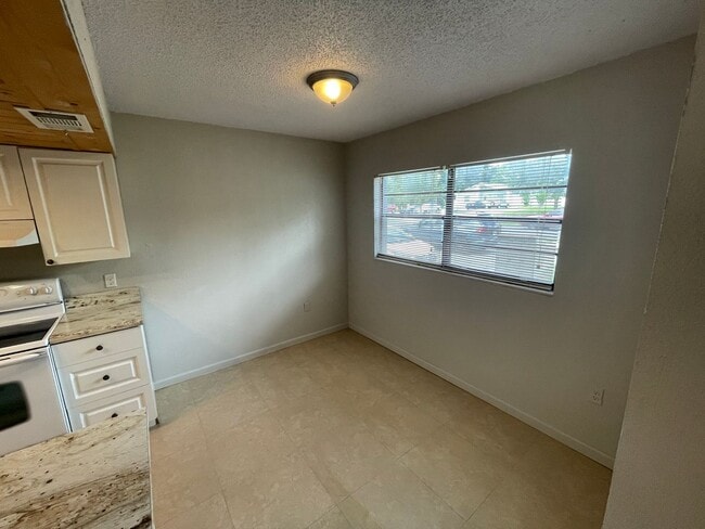 Building Photo - 2/1 in New Port Richey