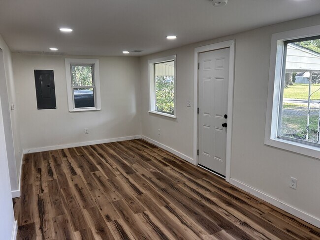 Foto del edificio - 1022 Logan Ave