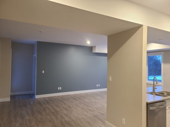 Building Photo - 550 Sandison St