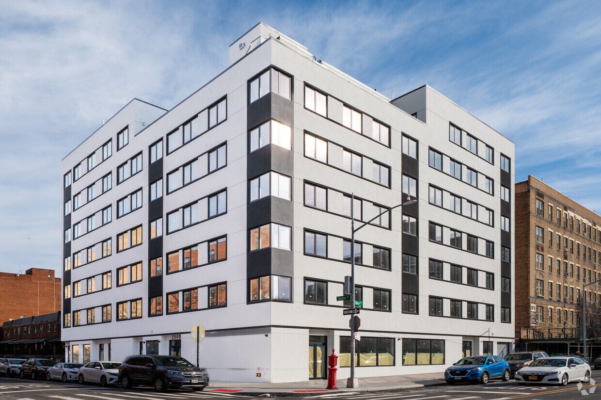 Primary Photo - 2500 Barker Ave