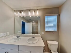 Building Photo - 315 E 9th St