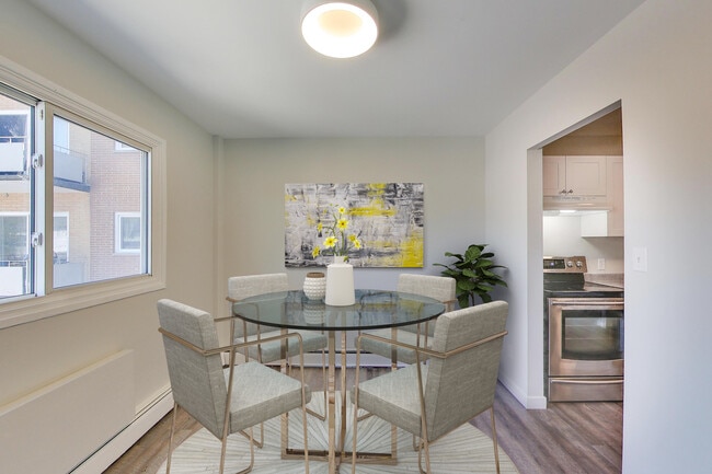 Photo du bâtiment - Freshly Renovated 2 Bedroom 1 Bathroom Apartment!