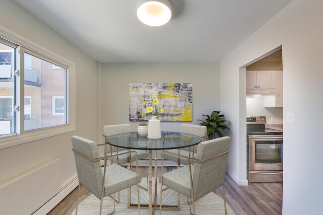 Building Photo - Updated 2 Bedroom 1 Bathroom Apartment!