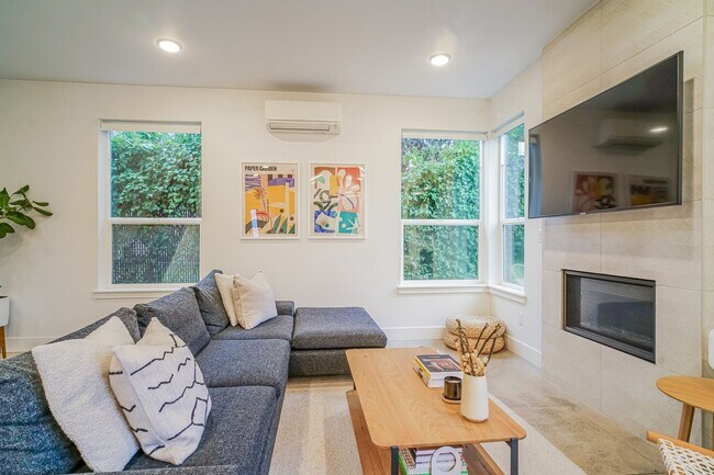 Foto del edificio - Modern Living in the Heart of Richmond, Just Blocks from Division Street This Home will not last ...
