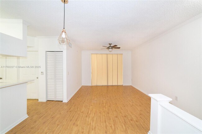 Foto del edificio - 17150 N Bay Rd