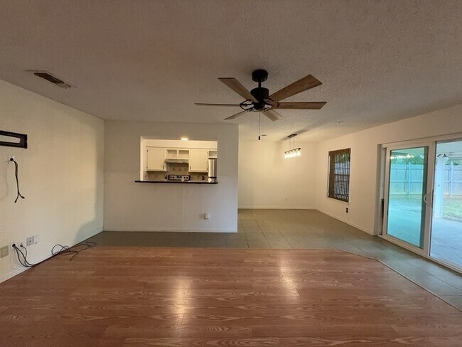 Foto del edificio - 6415 Elm Springs Dr