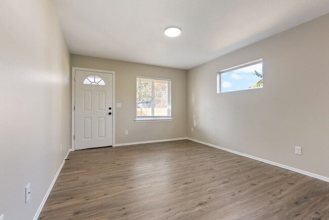 Building Photo - 4 bedroom/2.5 bathroom available in SE Portland