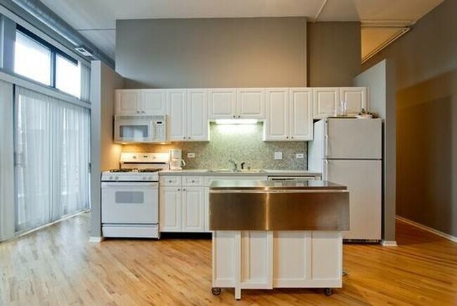 Kitchen - 2012 West Saint Paul Avenue