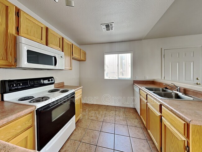 Building Photo - 2071 Magnolia Dr