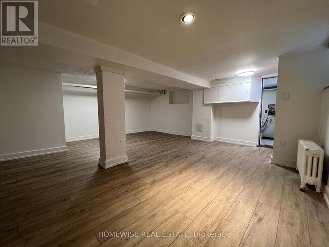 Photo du bâtiment - 882-882 College St