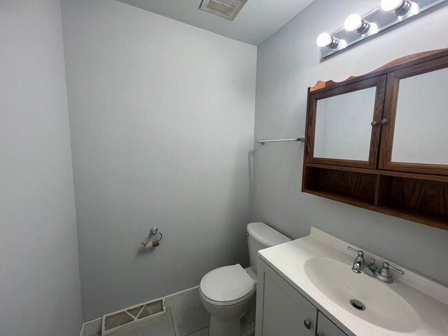 Building Photo - 2026-2028 Lindbergh