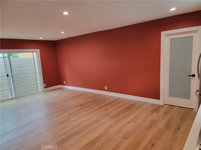 Foto del edificio - 18725 Bassett St