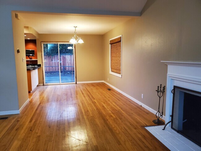 Building Photo - 1108 Hawthorne Dr