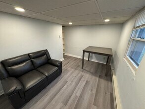 Building Photo - 27 Berwin St