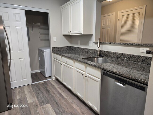 Foto del edificio - Beautiful 2 Bed 2 Bath Condo With Patio In...