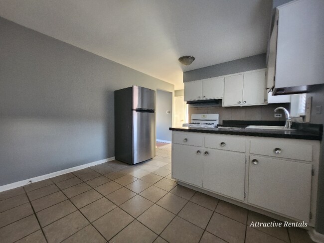 Building Photo - 5511 W Kamerling Ave