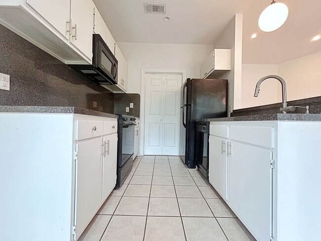Building Photo - 2 Bedroom Near Towne Center.
