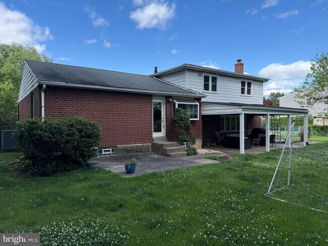 Building Photo - 806 Warfield Ln