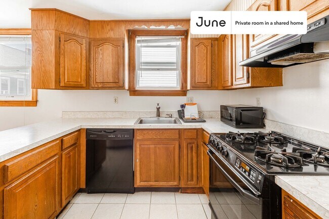 Foto del edificio - Room in Shared 5 bed/1 bath home in Mission Hill