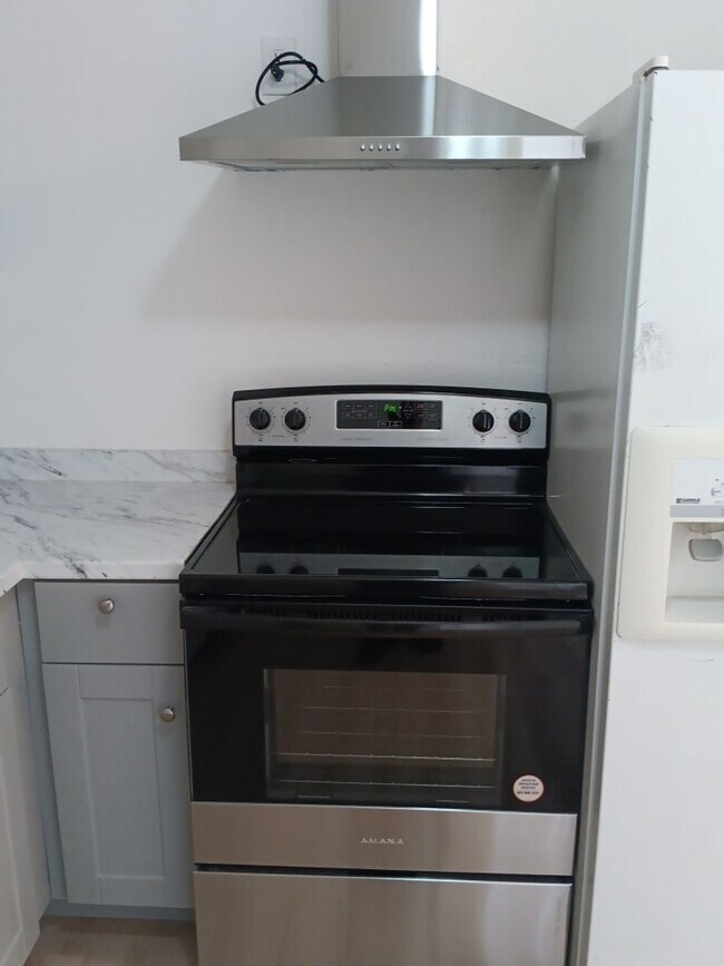 Foto del edificio - Cozy 4-bedroom, 2-bathroom home! Showings ...