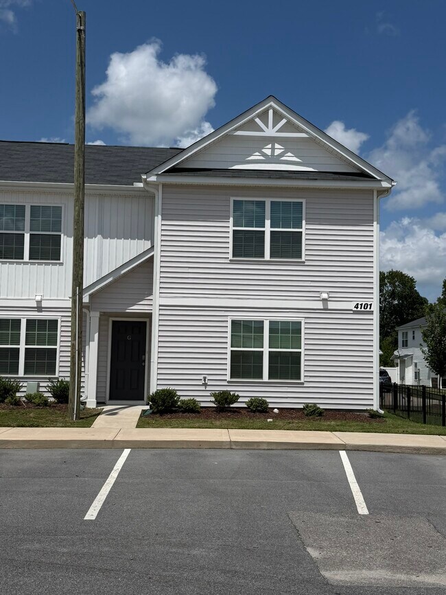 Foto del edificio - 4101 Laurel Ridge Dr