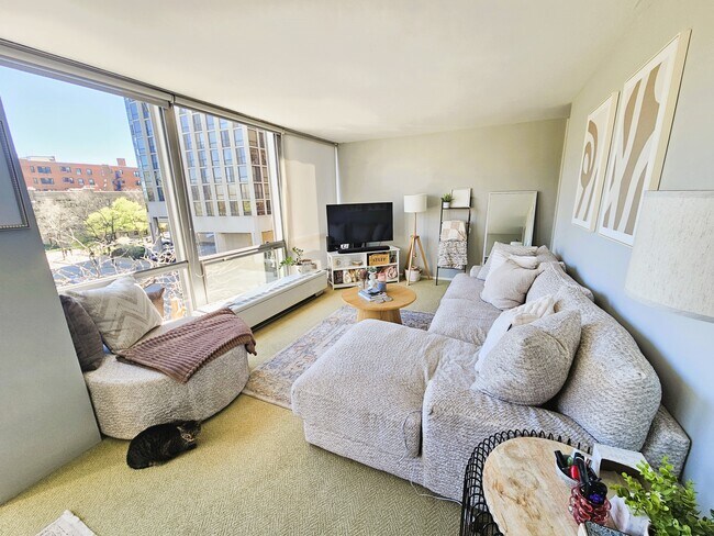 Foto del edificio - 2400 N Lakeview Ave