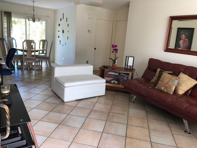 Foto del edificio - ** NAPLES PARK ** 2 BED / 1 BATH + GARAGE ...