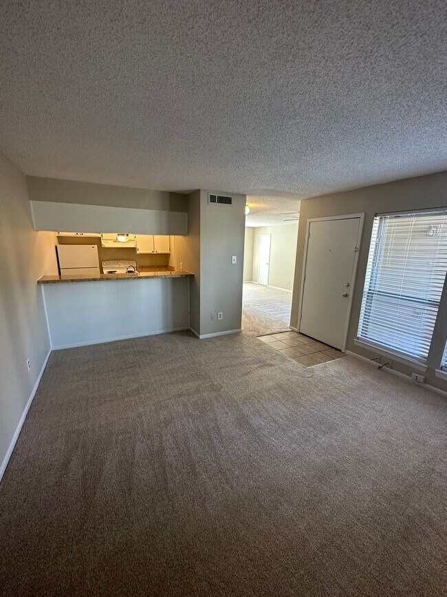Building Photo - 1BD/1BA Condo located on the Germantown/Me...