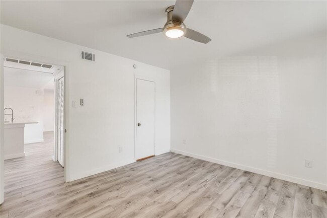Building Photo - 2124 Burton Dr