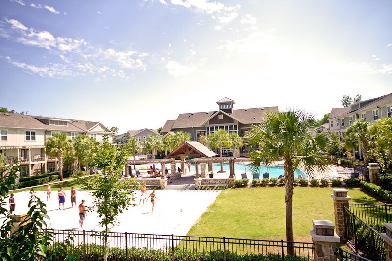 piscina y área de vóleibol - 5120 SW 13th Pl