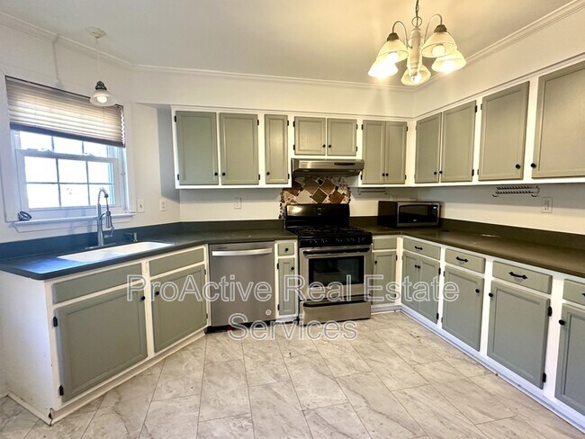 Building Photo - 9385 Pine Tree Rd