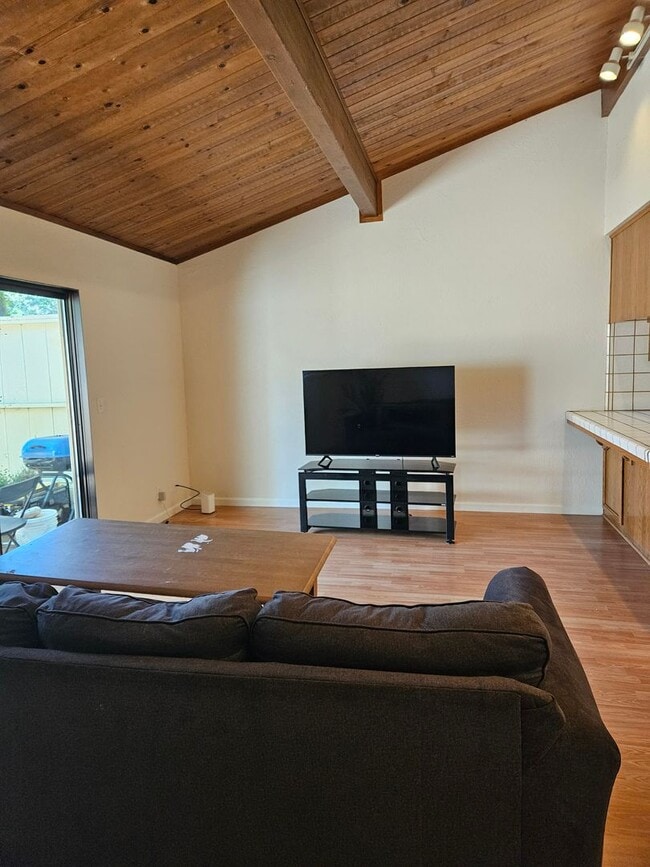 Building Photo - Turnkey Townhome