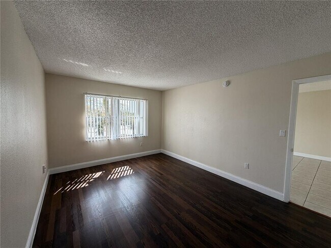 Foto del edificio - 4255 N University Dr