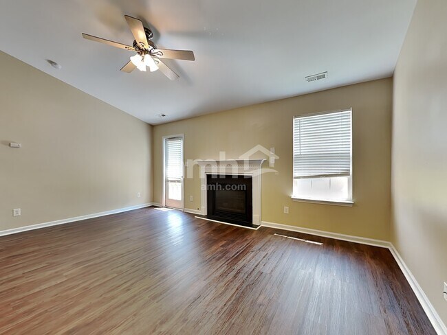 Foto del edificio - 224 N Fuquay Springs Ave