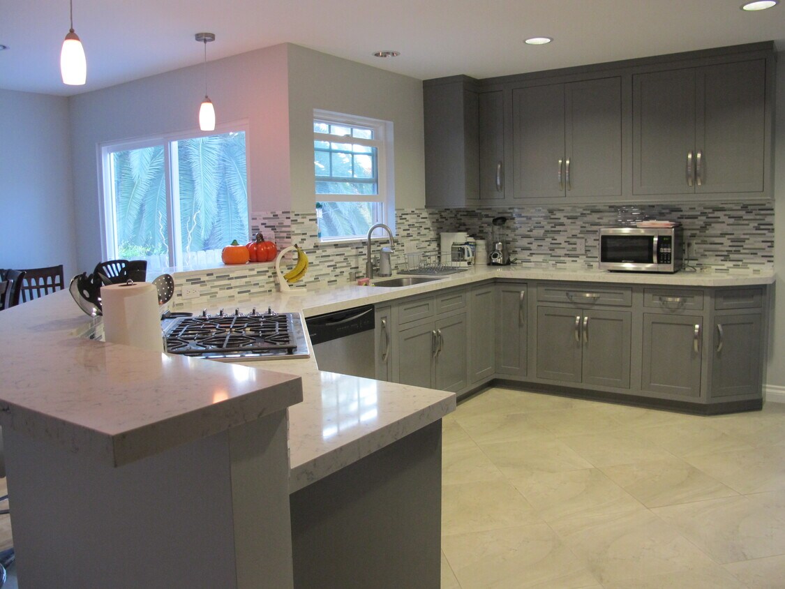 Foto principal - 8001 Kittyhawk Ave