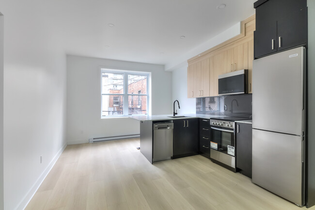 Building Photo - 2080 Av Lincoln