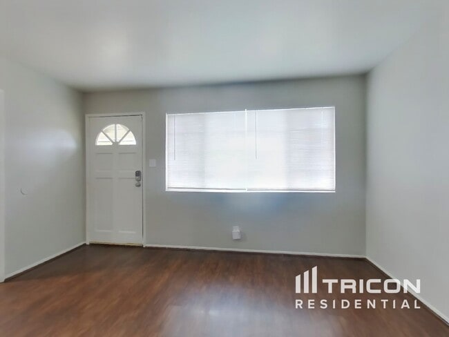 Building Photo - 325 Ladera Dr