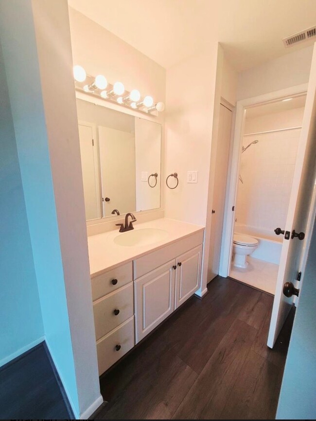 Full bath with tub - 1700 Lakecliffe Dr