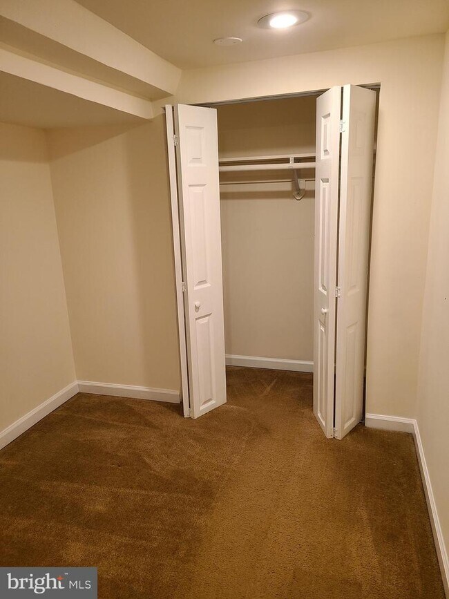 Foto del edificio - 3433 Oakwood Terrace NW