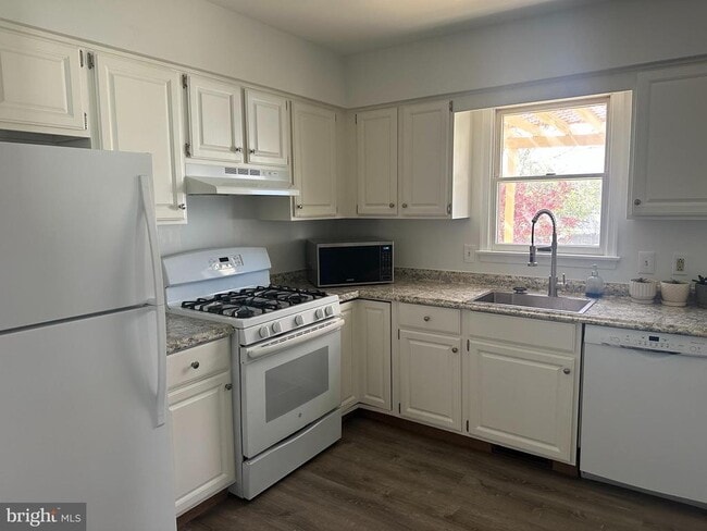 Building Photo - 223 E 8th Ave