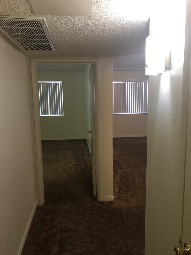 Building Photo - 1544 E Fedora Ave