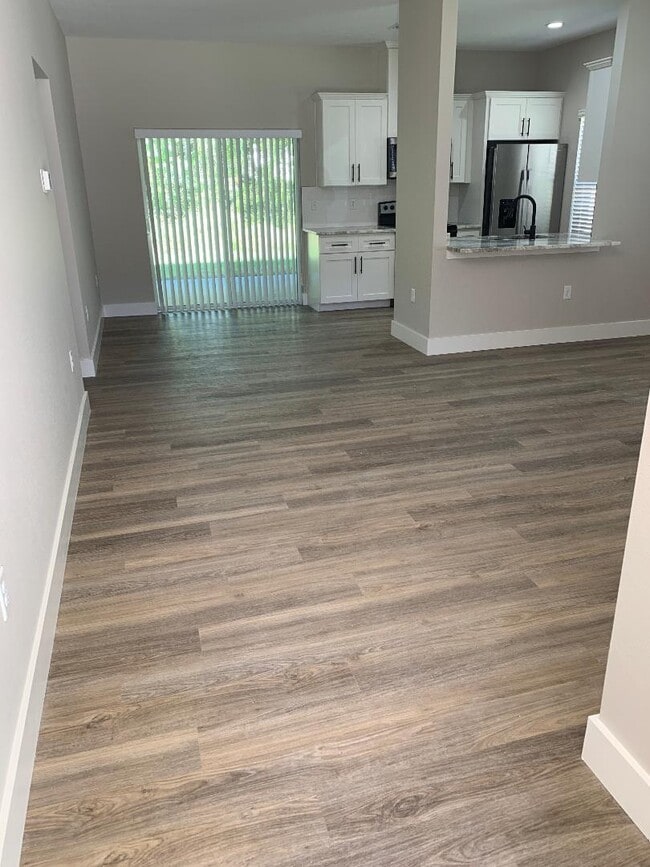 Foto del edificio - 7437 Mead Dr