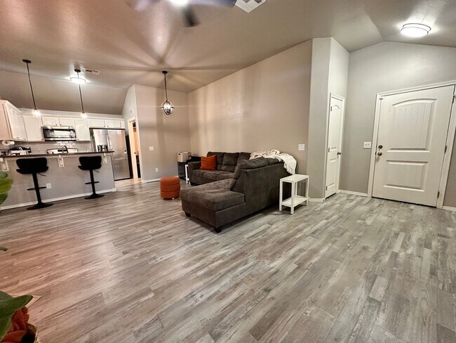 Foto del edificio - Almost NEW 4 Bed, 2 Bath Home in Midwest City- Move in Deposit-Free! (If Qualified)