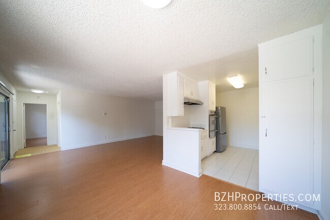 Building Photo - 956 Croft Ave