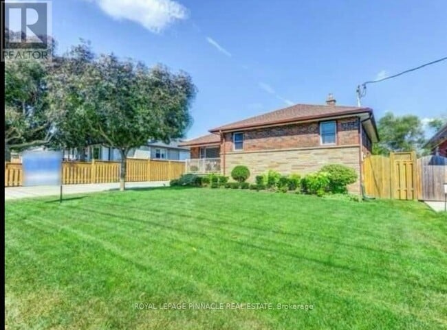 Building Photo - 205 Southview Crescent