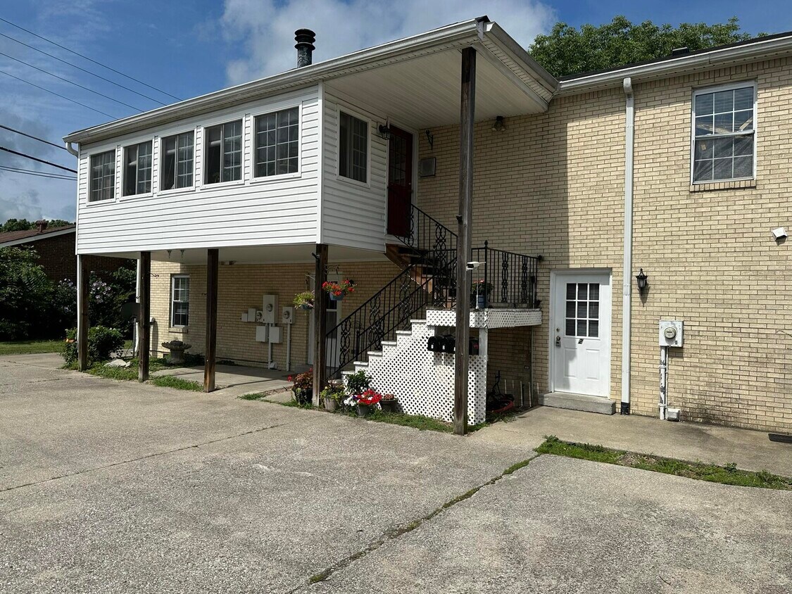 Primary Photo - 415 Ridgewood Ln