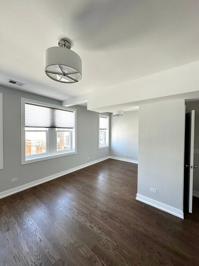 Building Photo - 654 N Talman Ave